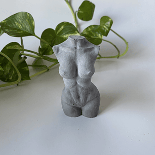 Cuerpo mujer concreto 