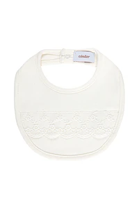 Babero con puntilla bolillo (Ref. 54500310)