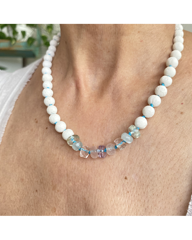 Collar coral blanco, aguamarina, cuarzo rosa y cuarzo cristal 
