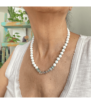 Collar coral blanco, aguamarina, cuarzo rosa y cuarzo cristal 