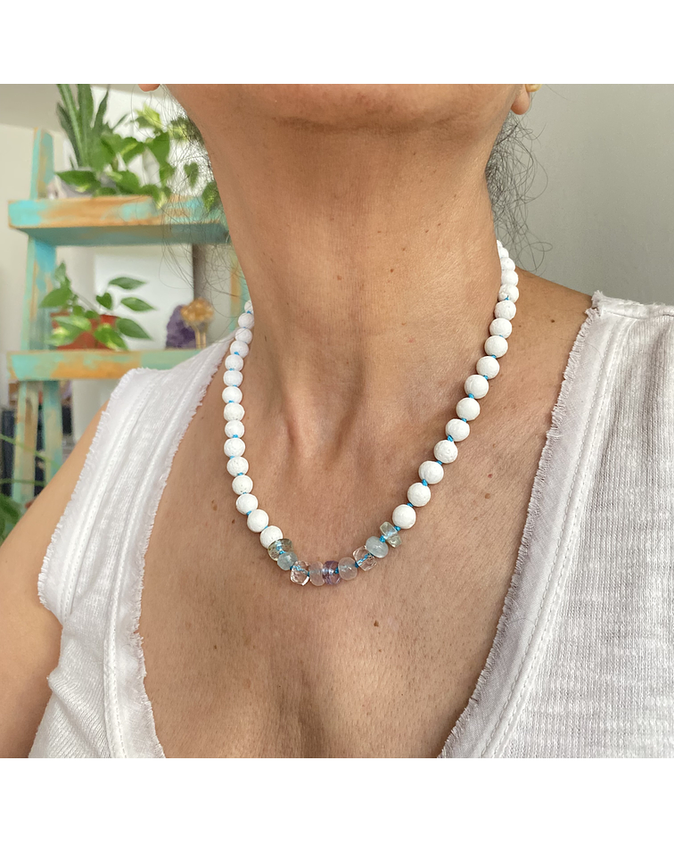 Collar coral blanco, aguamarina, cuarzo rosa y cuarzo cristal 