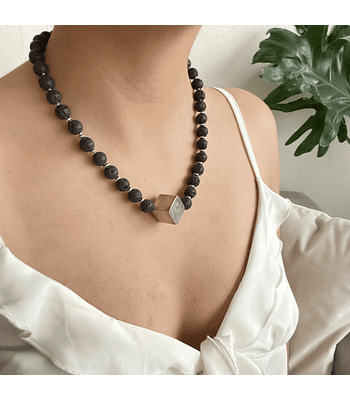 Collar piedra volcánica 