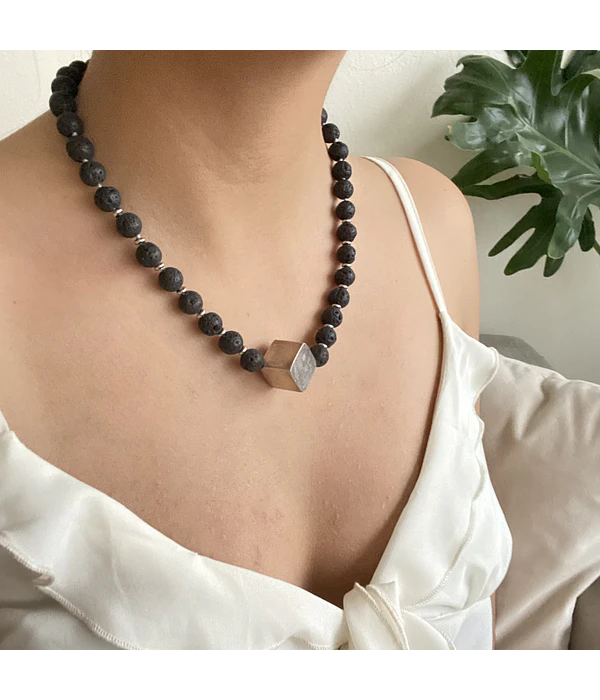 Collar piedra volcánica 