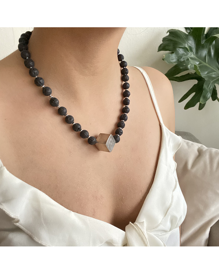 Collar piedra volcánica 