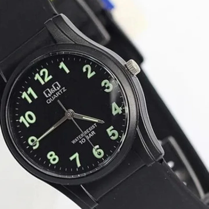 Reloj Q&Q Modelo VQ02J004Y 4