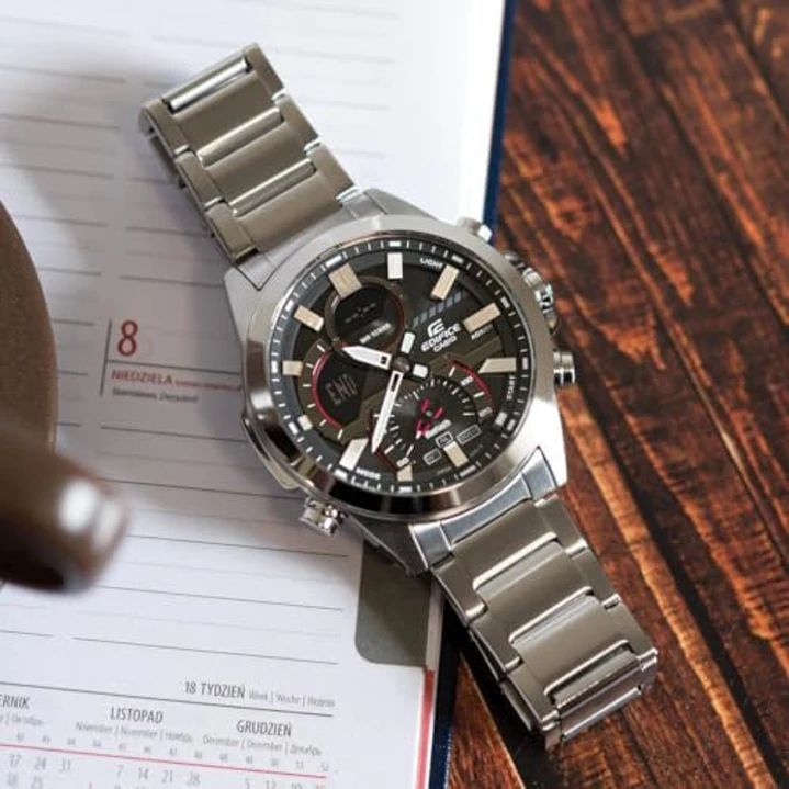 Reloj EDIFICE hombre Modelo ECB-30D-1A 2