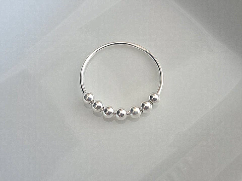 Anillo antiestrés con 7 esferas giratorias en plata 925