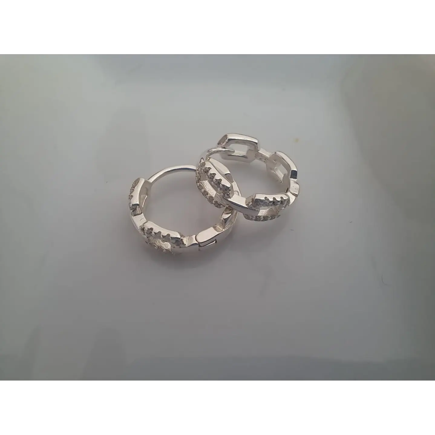 Argollas Huggies Diseño Eslabones con Circones 1