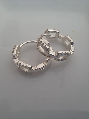 Argollas Huggies Diseño Eslabones con Circones