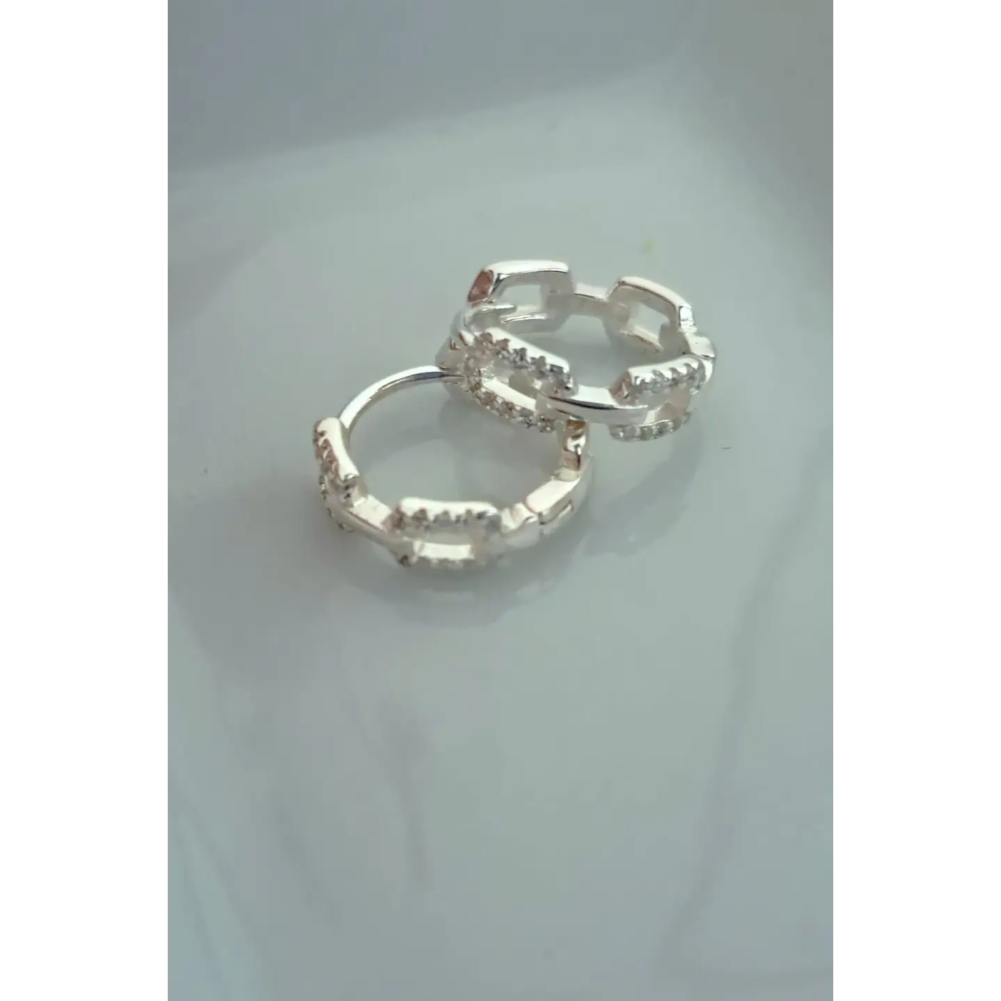 Argollas Huggies Diseño Eslabones con Circones 2