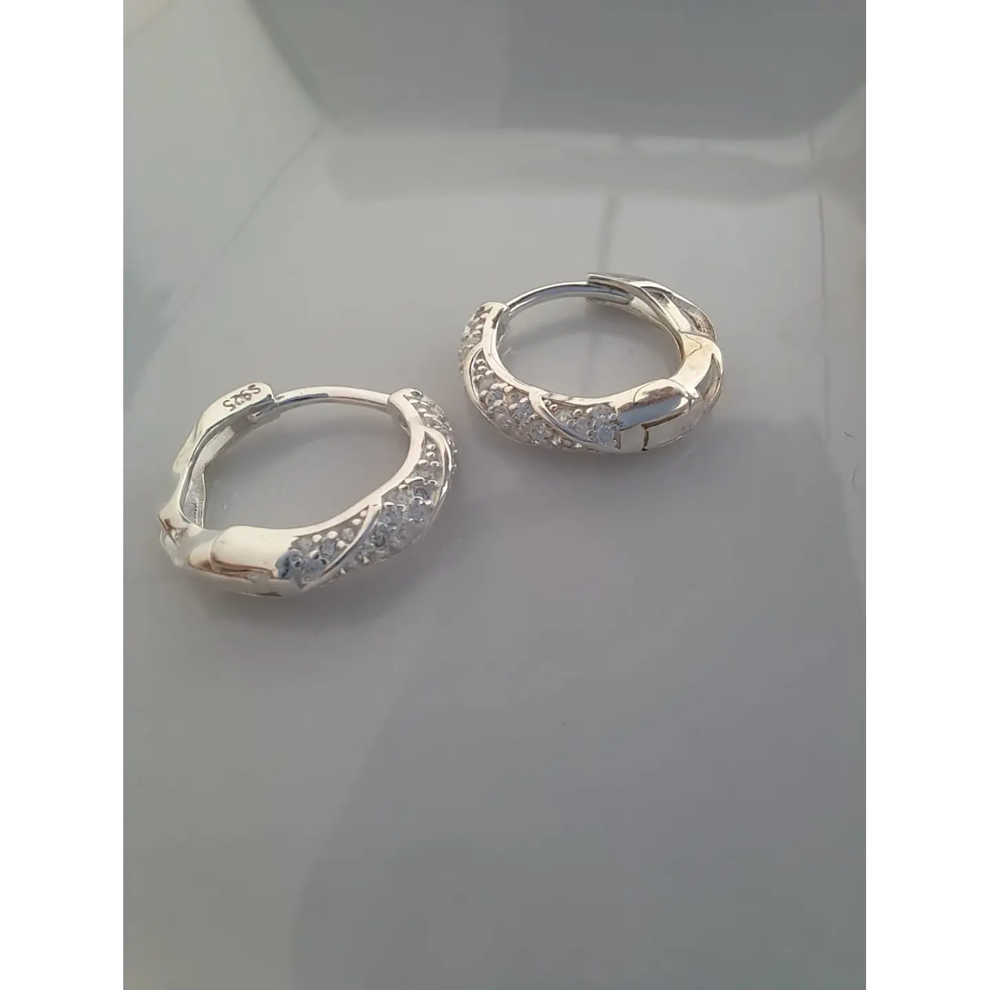 Argollas Huggies Diseño Entorchado con Circones 1