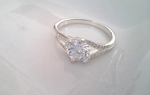 Anillo solitario de moissanita en plata 925 — Talla 18
