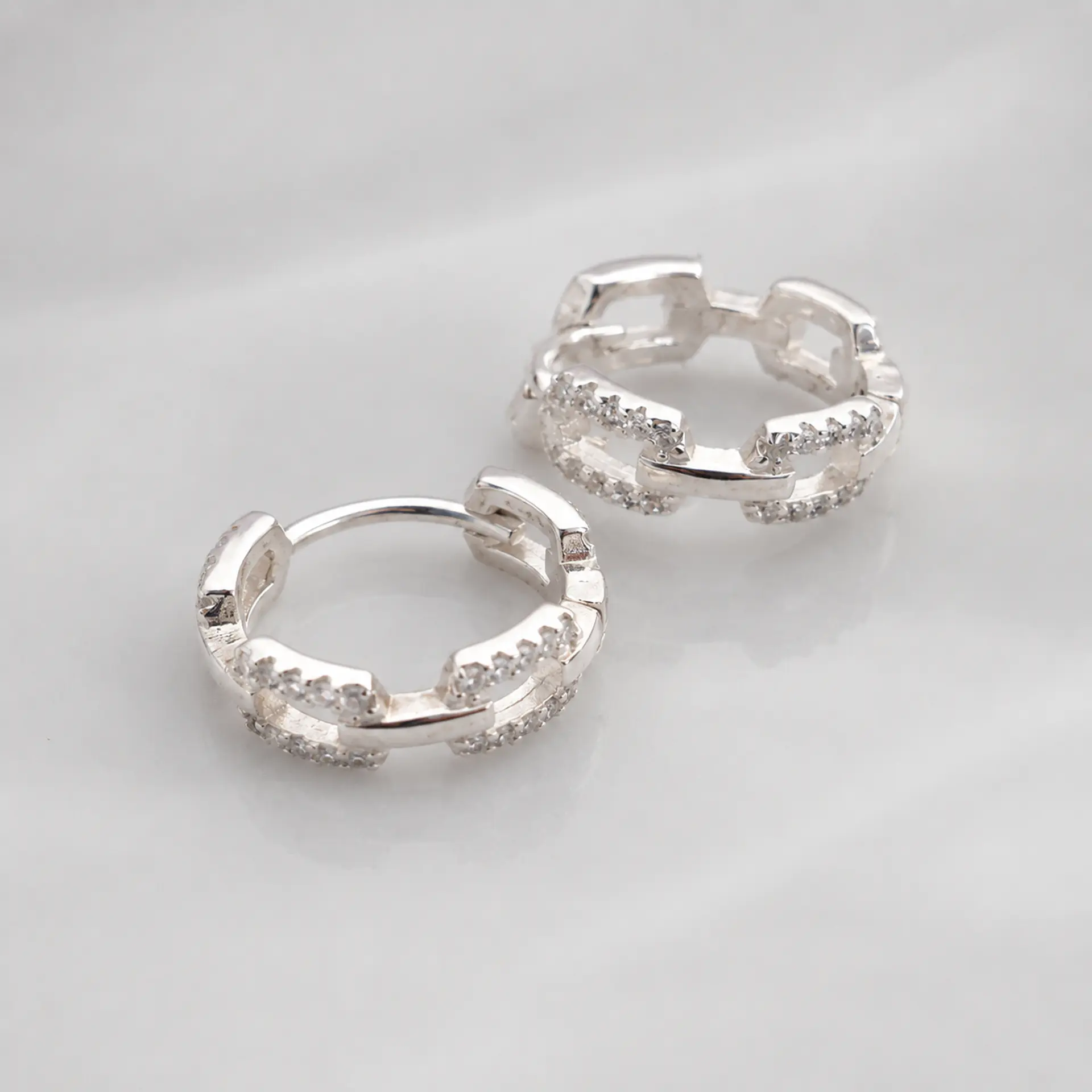 Argollas huggies eslabones con circones en plata 925 2