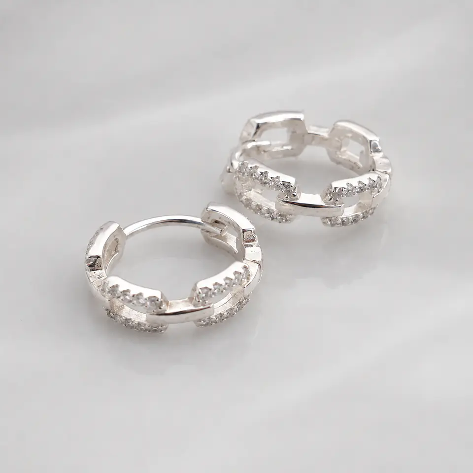 Argollas huggies eslabones con circones en plata 925 2