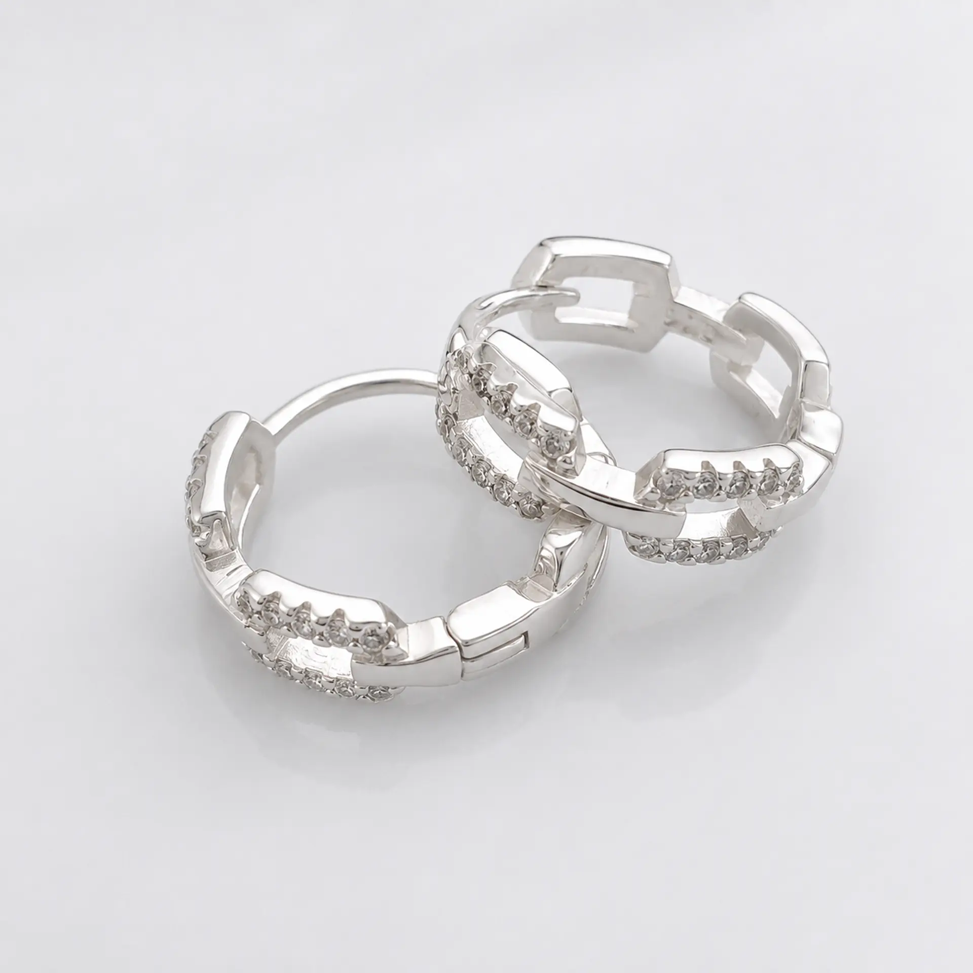 Argollas huggies eslabones con circones en plata 925 1