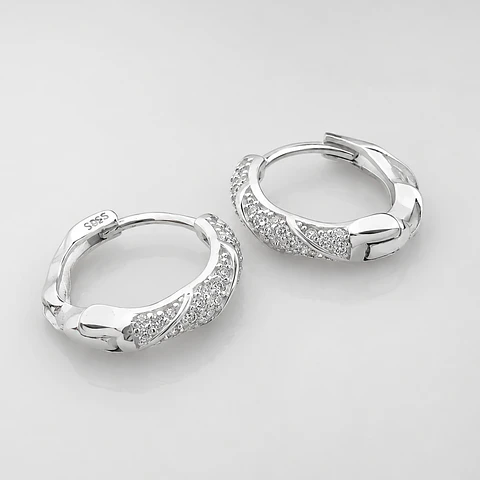 Argollas huggies entorchadas con circones en plata 925