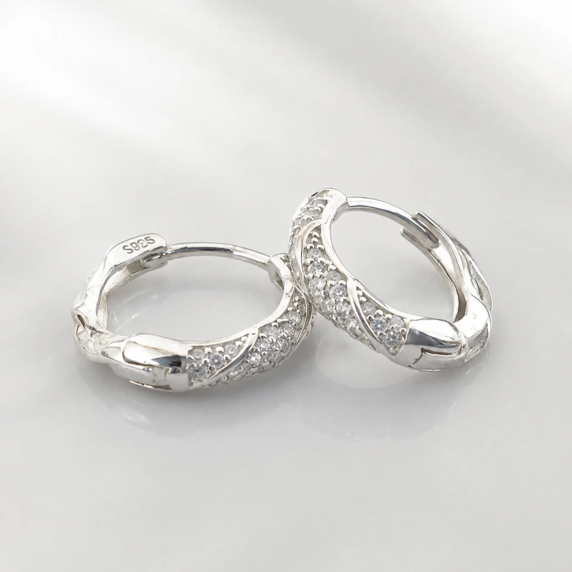 Argollas huggies entorchadas con circones en plata 925 2