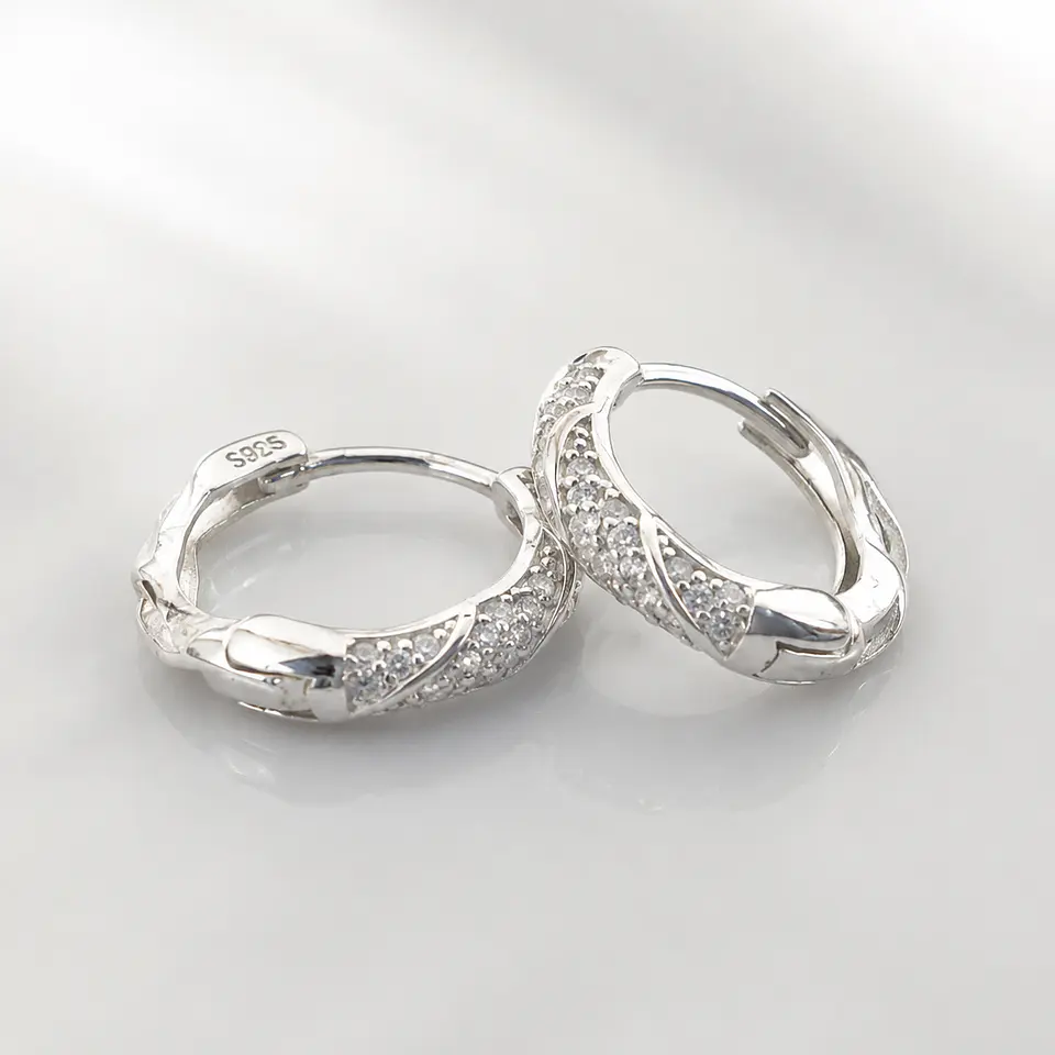 Argollas huggies entorchadas con circones en plata 925 2