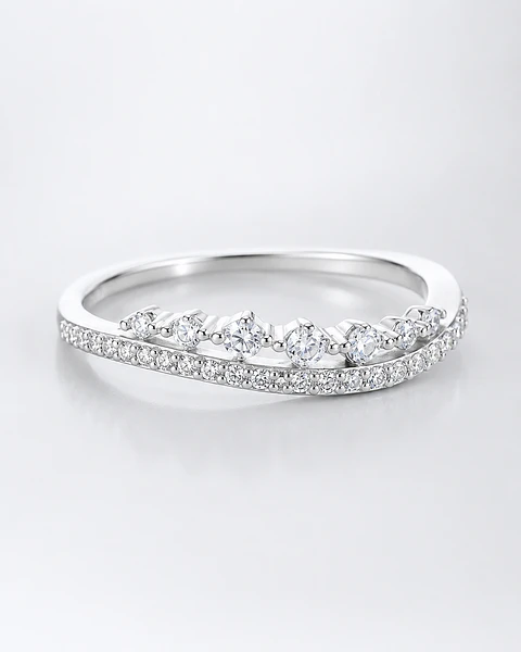 Anillo ondulado con circones en plata 925 — Talla 18