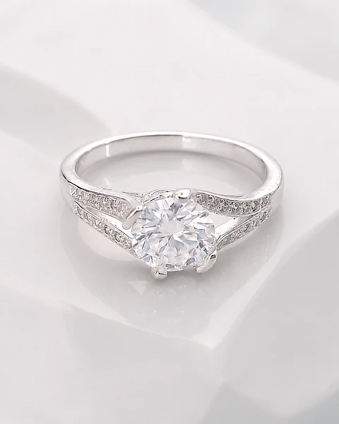 Anillo solitario de moissanita en plata 925 — Talla 18