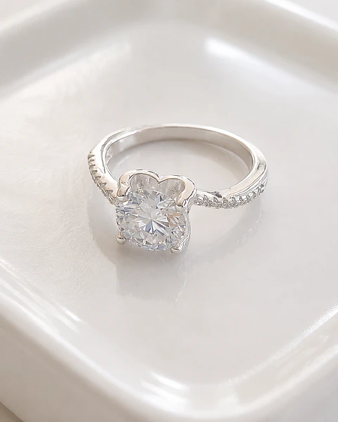 Anillo solitario de moissanita en plata 925 — Talla 12