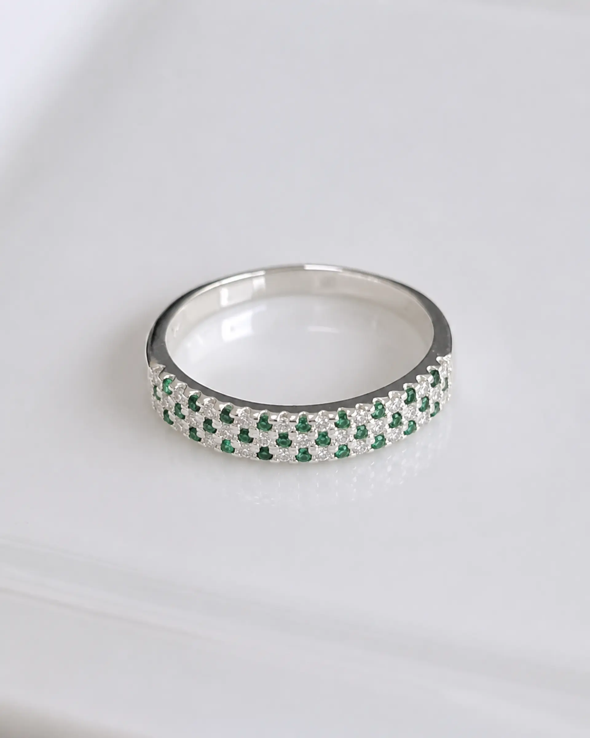 Anillo cintillo esmeralda y circones en plata 925-talla 16 1
