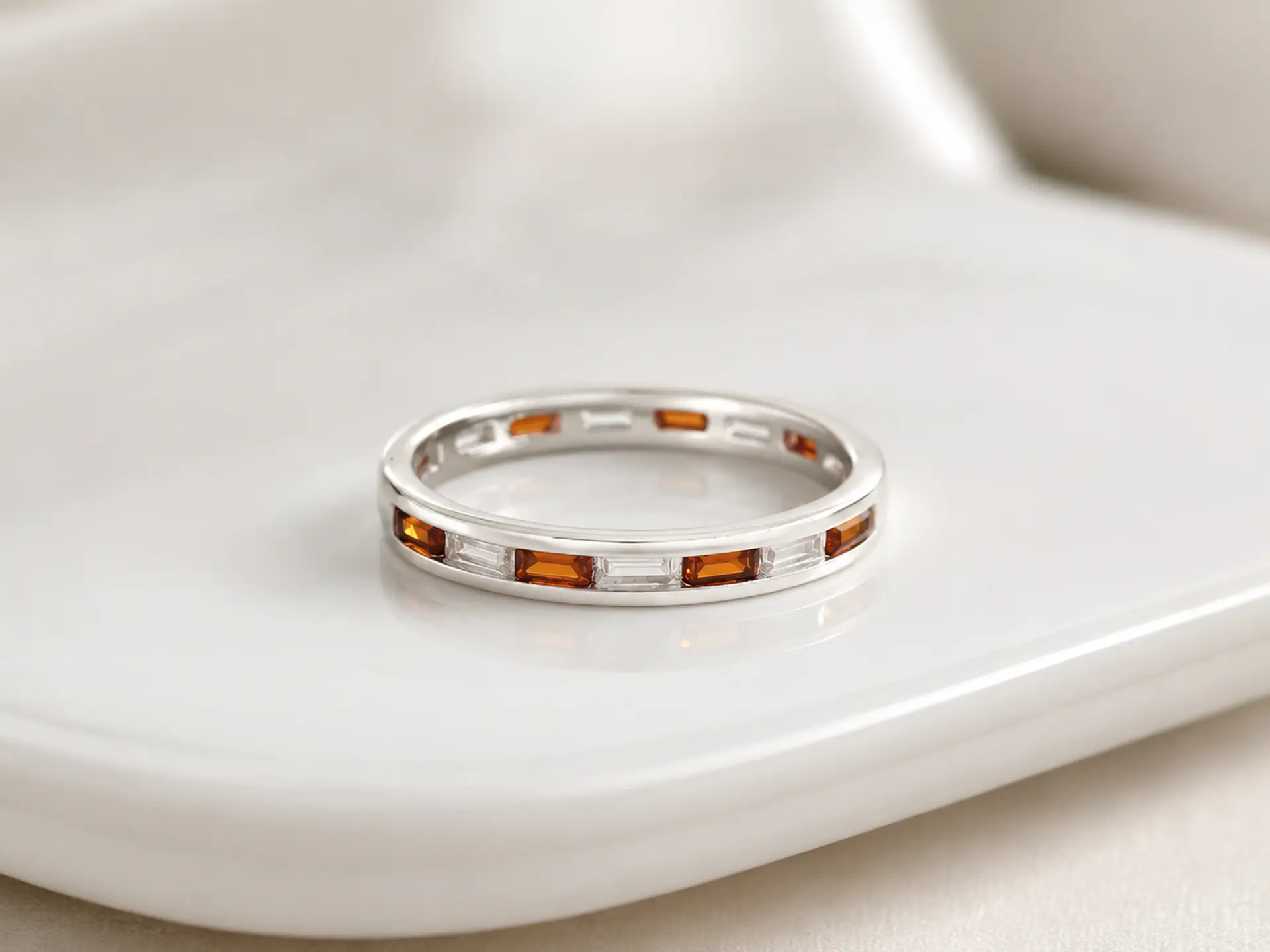 Anillo cintillo granate con circones baguette en plata 925 1
