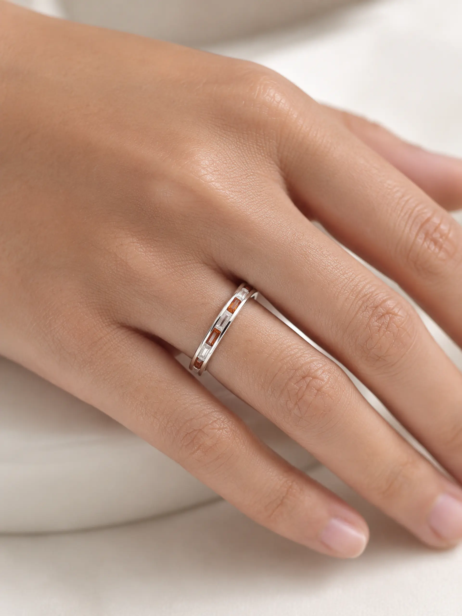 Anillo cintillo granate con circones baguette en plata 925 2