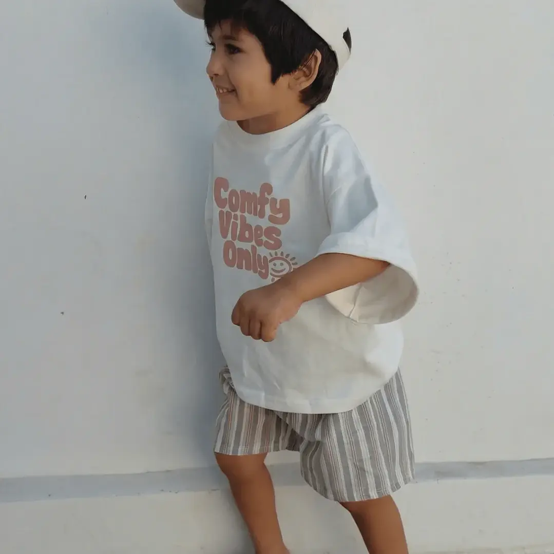 Polera Oversize “Comfy Vibes Only” Crudo — BITA 3