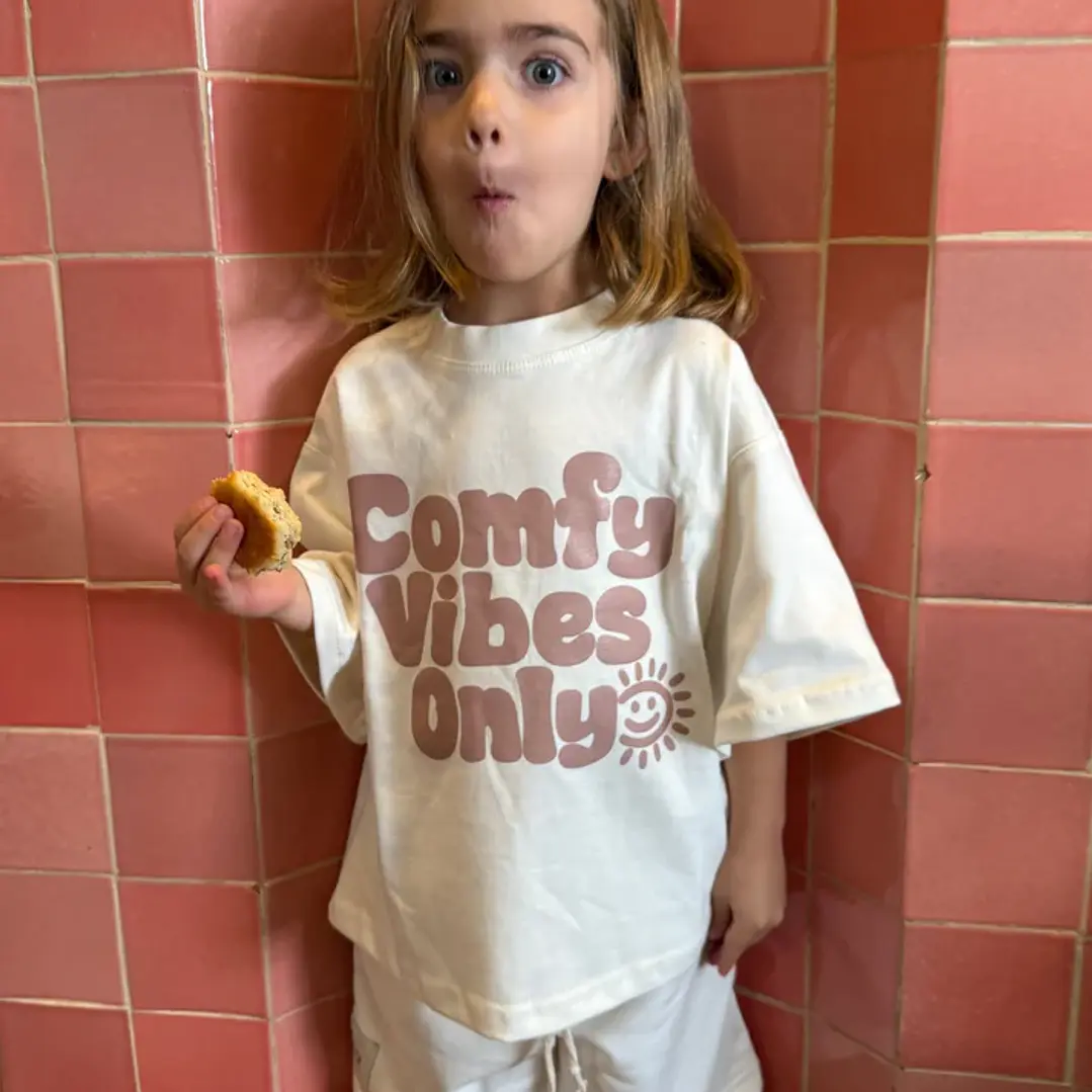 Polera Oversize “Comfy Vibes Only” Crudo — BITA 2