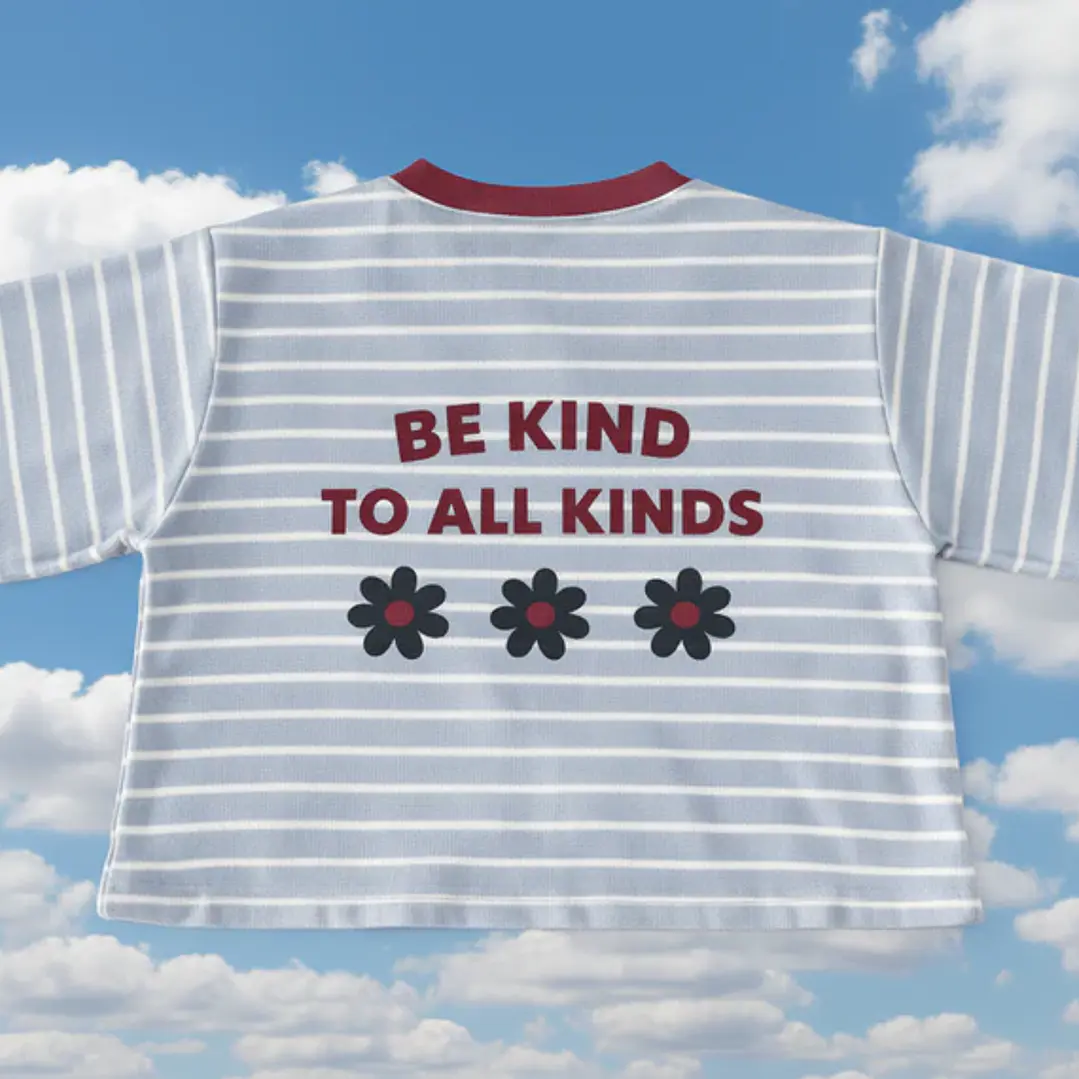 Polera Oversize “Be Kind to All Kinds” Celeste — BITA 2