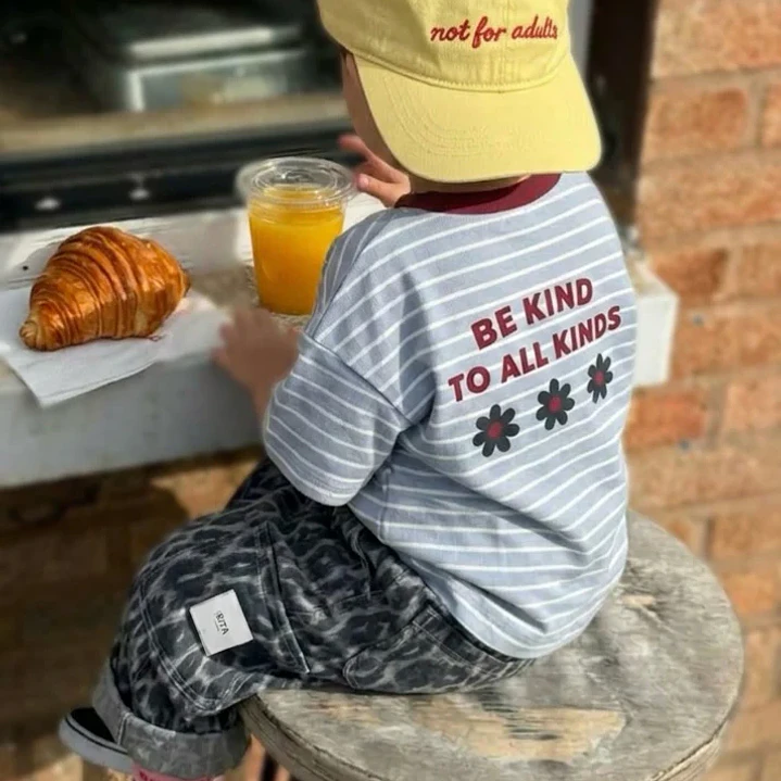 Polera Oversize “Be Kind to All Kinds” Celeste — BITA 3