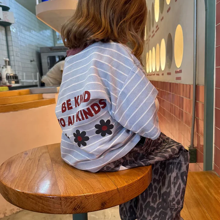 Polera Oversize “Be Kind to All Kinds” Celeste — BITA 4