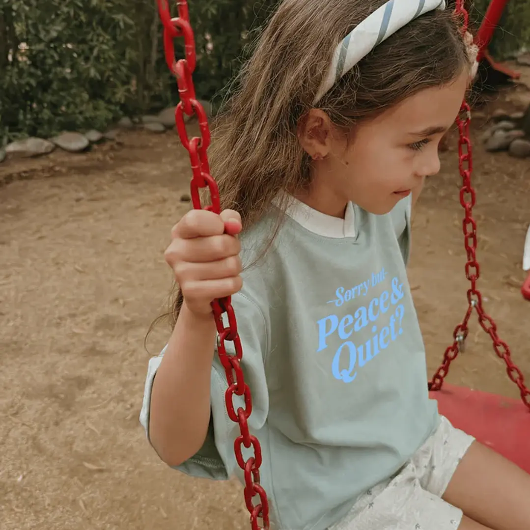 Polera Oversize “Peace & Quiet?” Verde — BITA 2