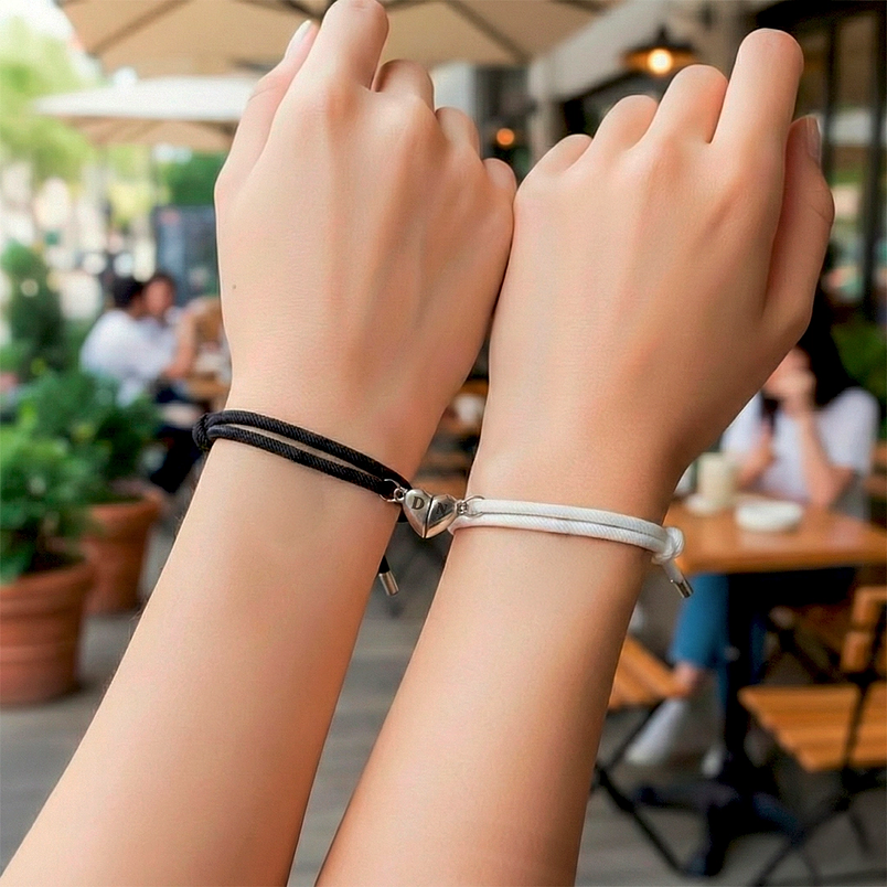 Pulseras Personalizadas para Parejas - Corazón Magnético con Iniciales en Grabado Láser  3