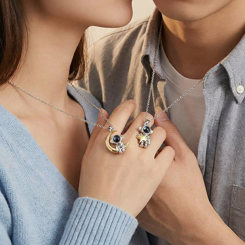 Collares astronautas con proyector de 100 idiomas astronautas con estrella sobre la luna para parejas 2