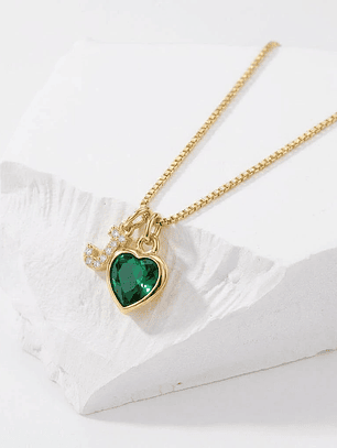 Collar inicial en circón más corazón personalizable en acero inoxidable.