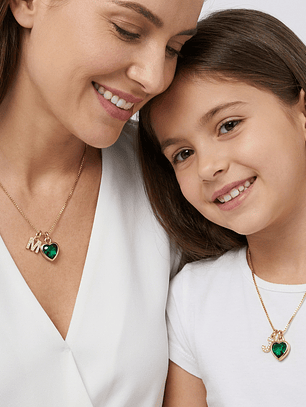 Collar inicial en circón más corazón personalizable en acero inoxidable.