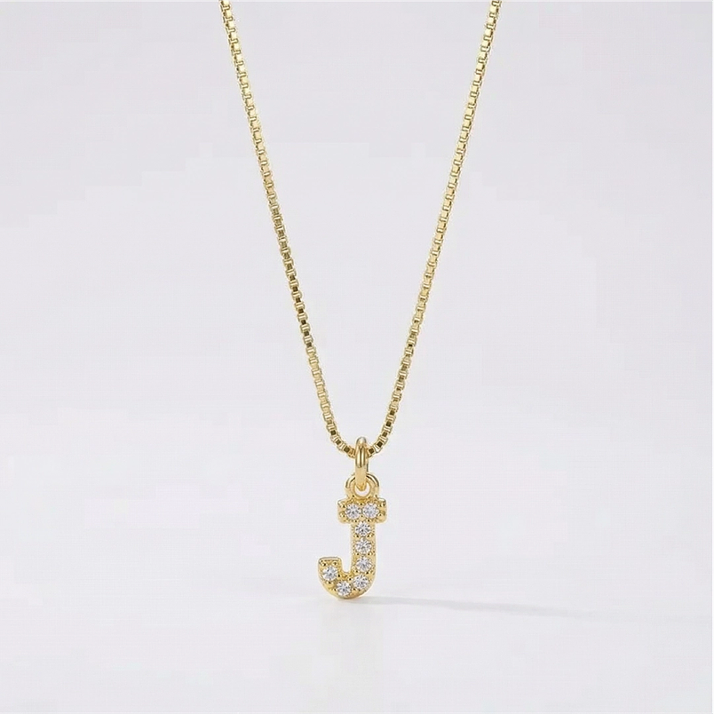 Collar de acero inoxidable para parejas con dije de letra en circon  3