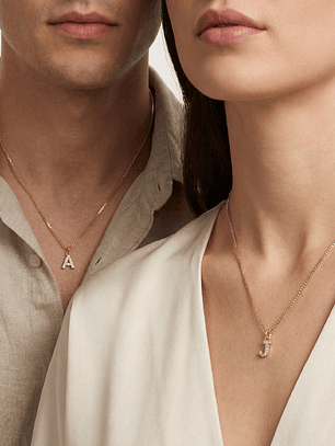 Collar de acero inoxidable para parejas con dije de letra en circon 