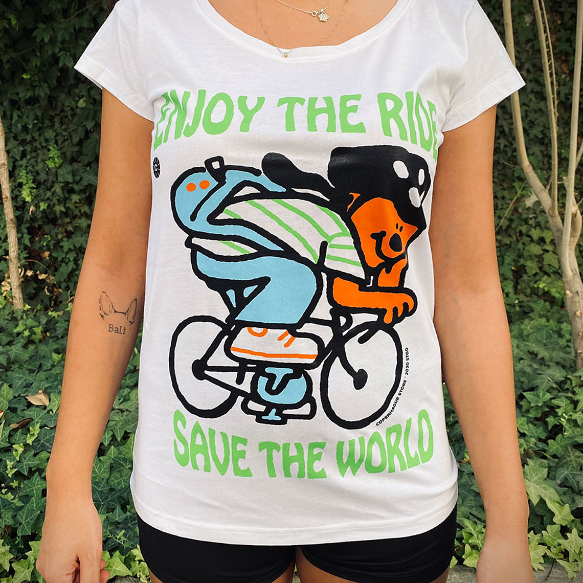 Polera urbana Enjoy the ride por Álvaro Ardiles - Blanca 3