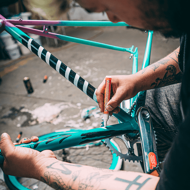 Bicicleta urbana acero pintada por Kidmaikel (arte urbano) 3