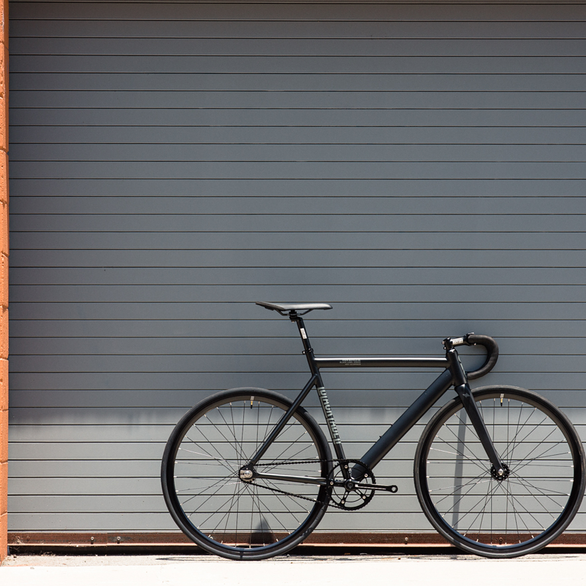 Bicicleta fixie 6061 Black Label Matte Black - 1 velocidad 8