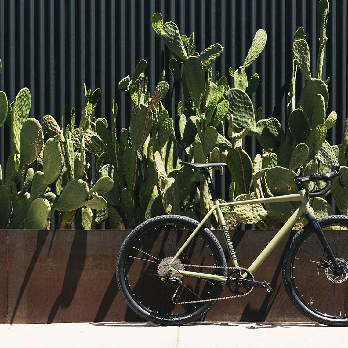 Bicicleta gravel 6061 All Road Matte Olive - 11 velocidades 18