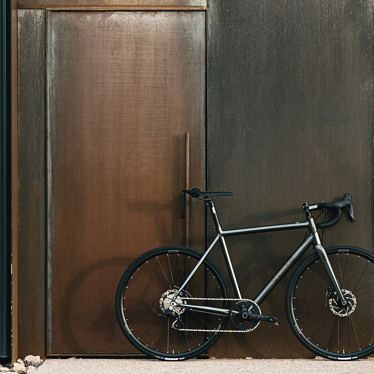 Bicicleta Endurance Undefeated Graphite - 11 velocidades 28