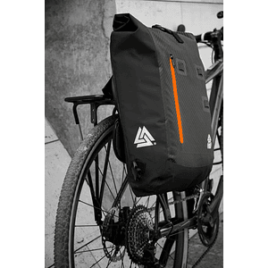 Mochila y Alforja impermeable Woden - Negra - 13L