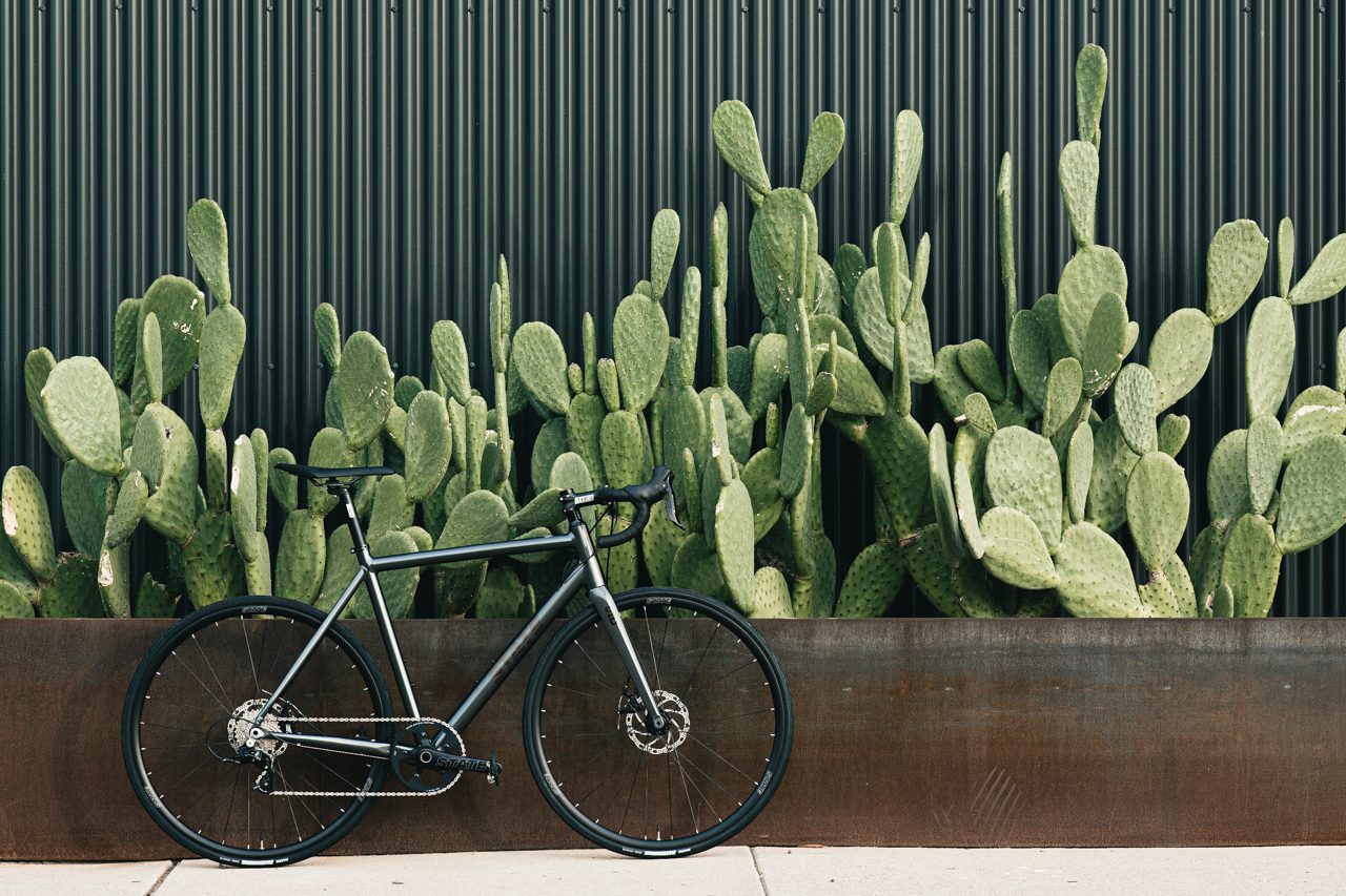 Bicicleta Endurance Undefeated Graphite - 11 velocidades 20