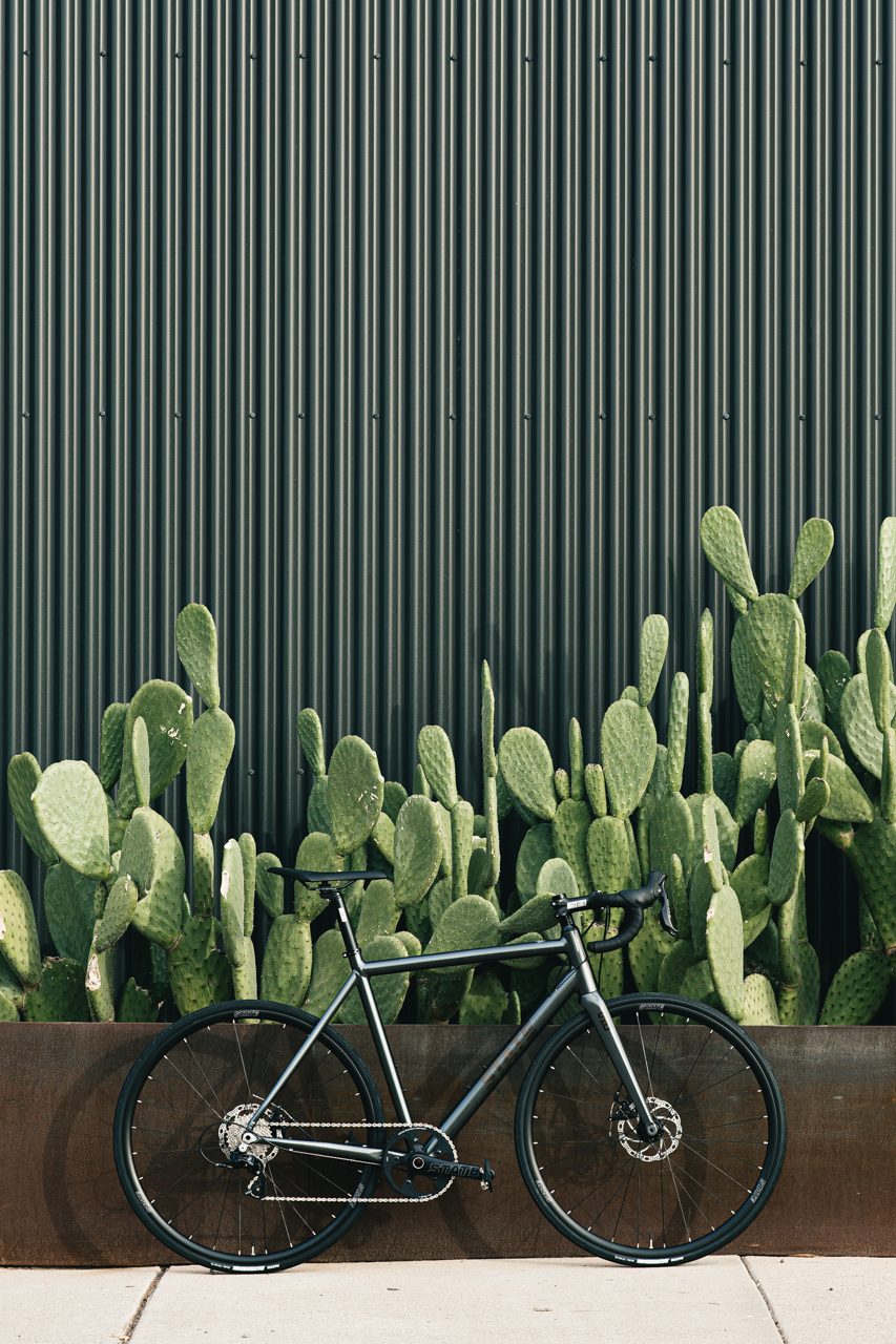 Bicicleta Endurance Undefeated Graphite - 11 velocidades 22