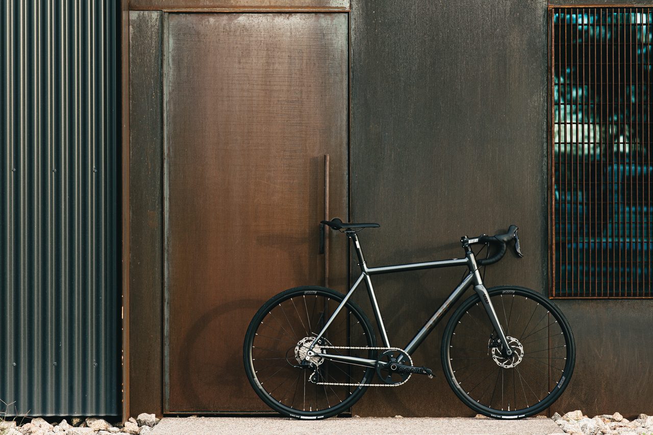 Bicicleta Endurance Undefeated Graphite - 11 velocidades 28