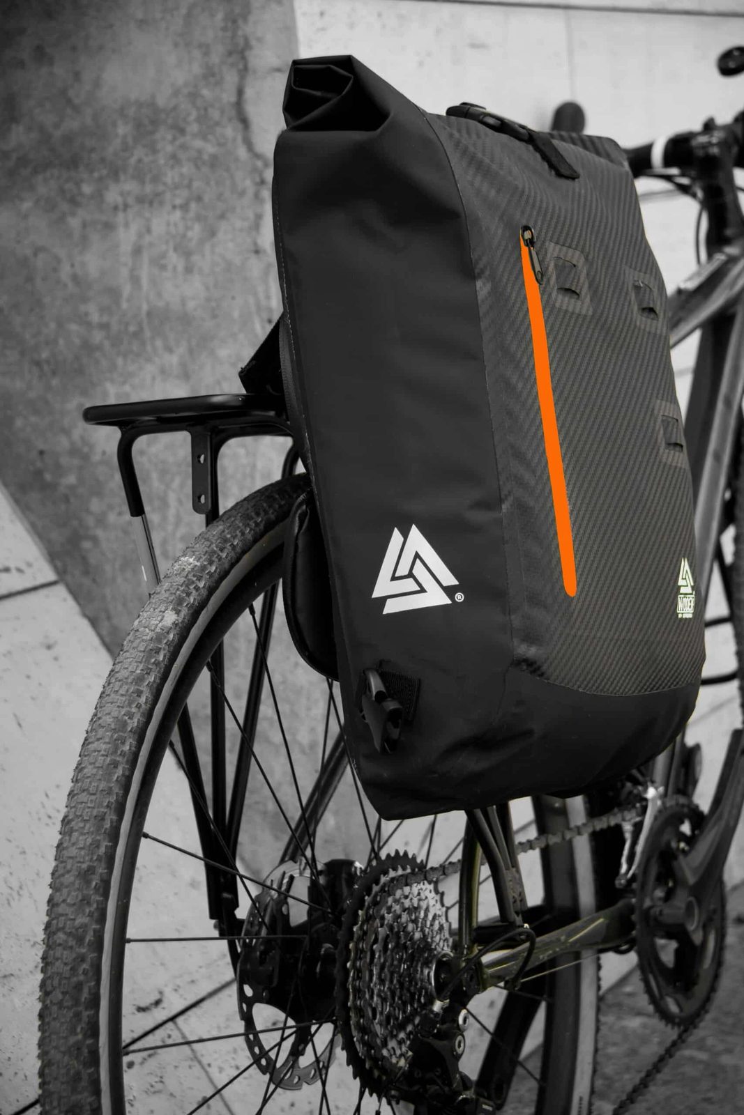 Mochila y Alforja impermeable Woden - Negra - 13L 2
